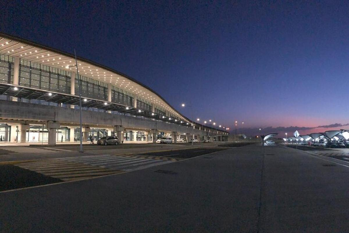 un grande edificio con un parcheggio di notte