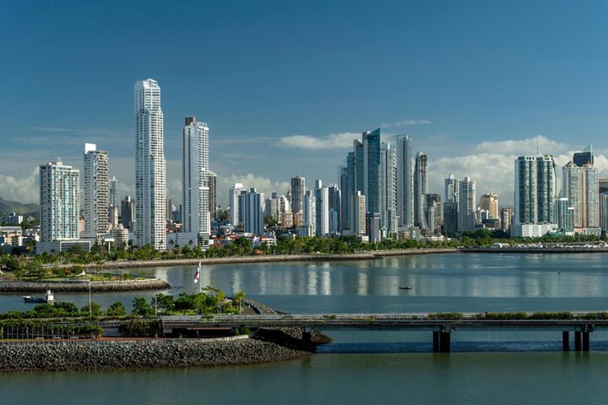 una vista di una città con un fiume e un ponte