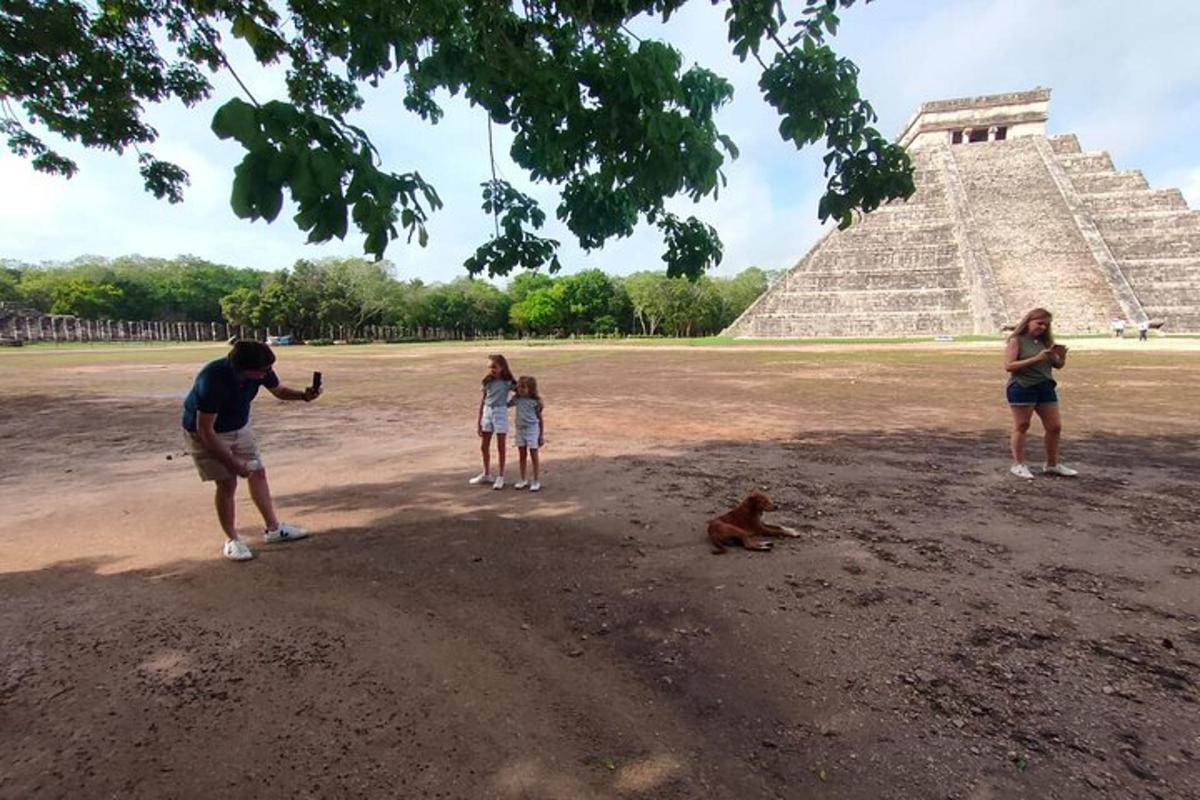 skupina lidí stojící před pyramidou