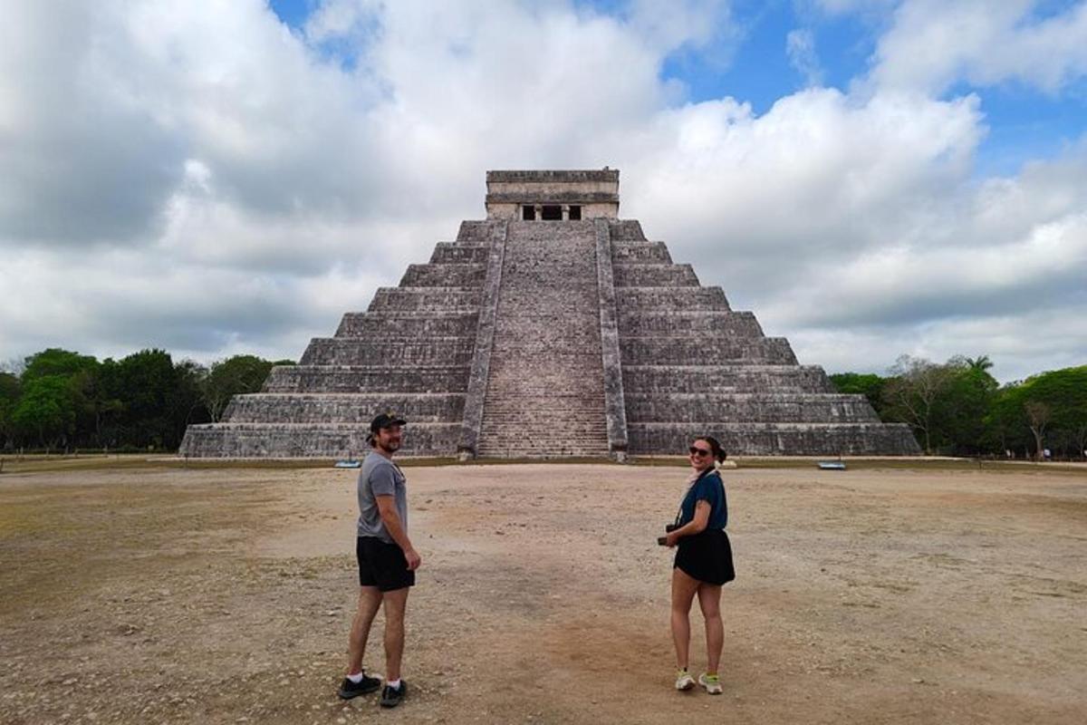 muž a žena stojící před pyramidou