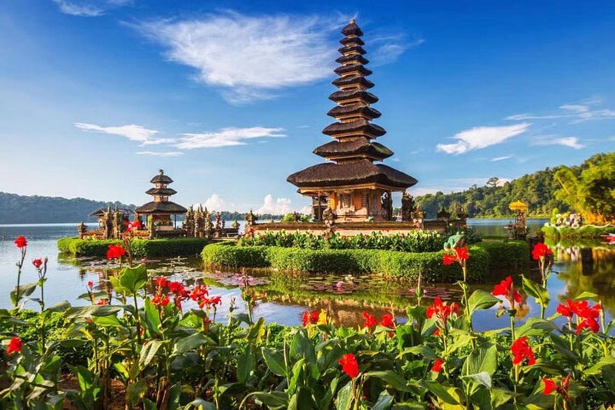 una pagoda e fiori di fronte a uno specchio d'acqua