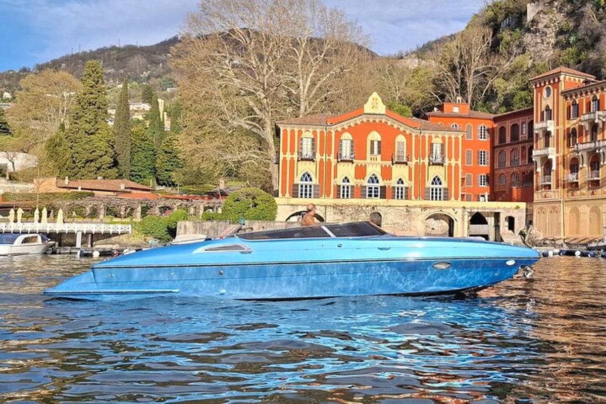 una barca blu nell'acqua di fronte a un edificio