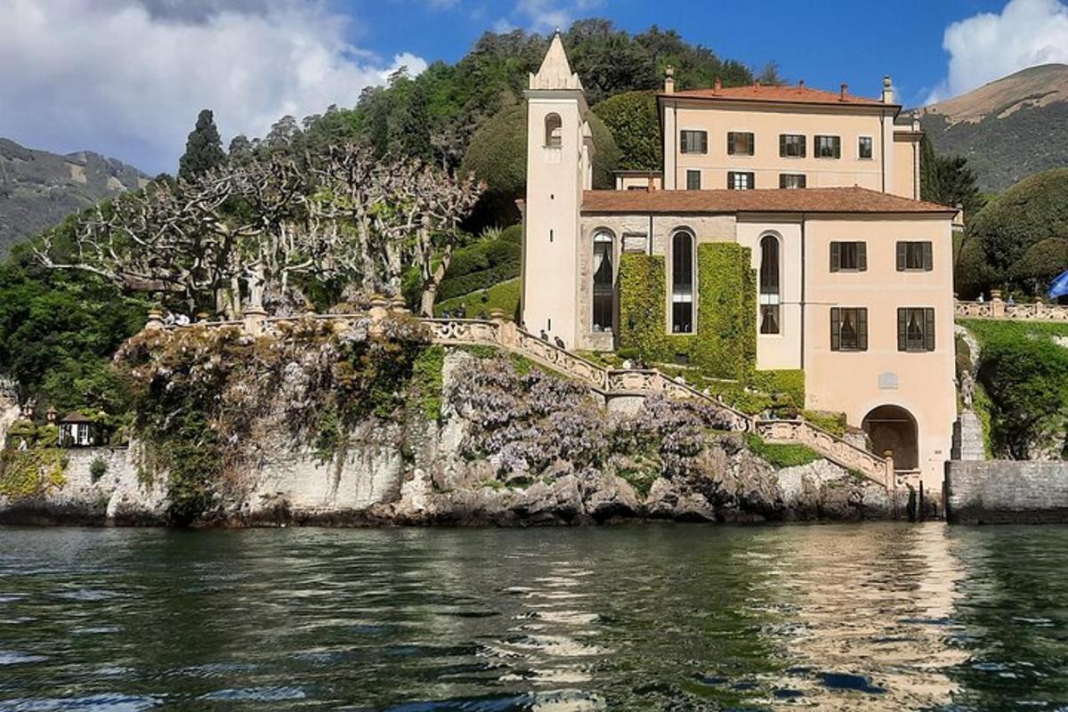 una casa su un'isola rocciosa nell'acqua