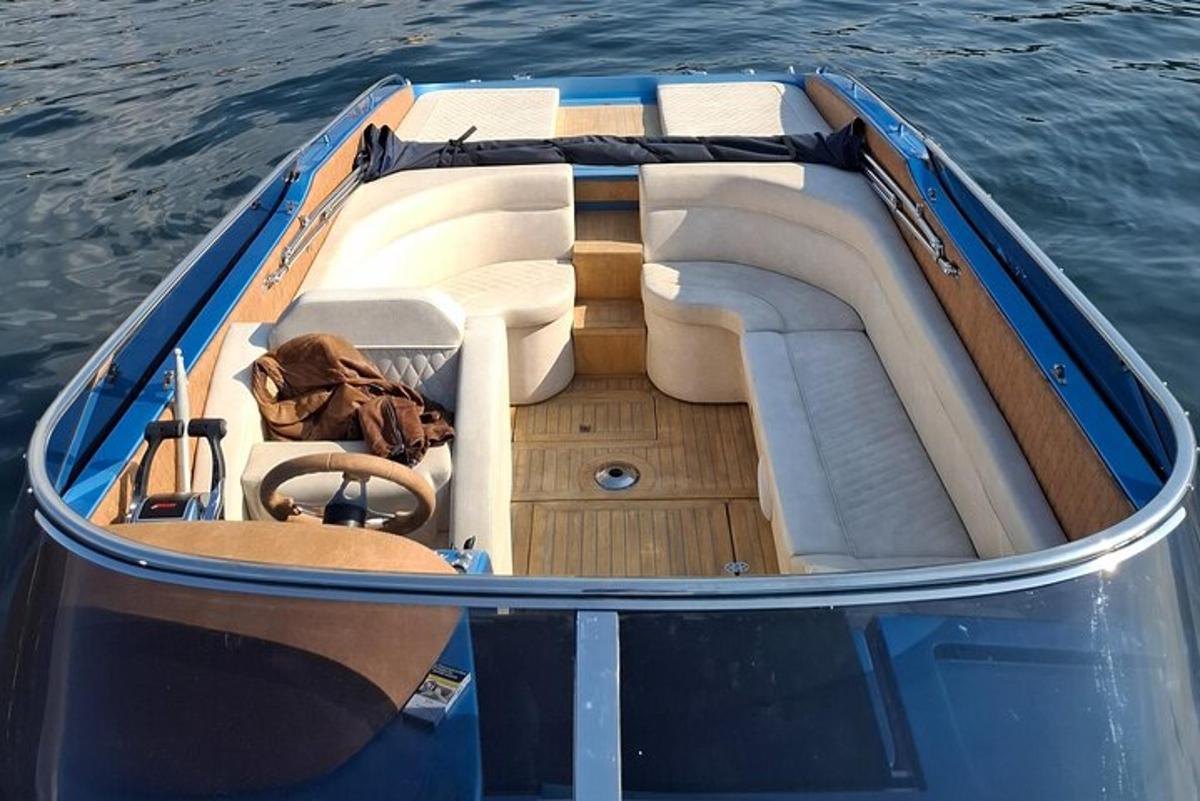 una barca blu e bianca nell'acqua