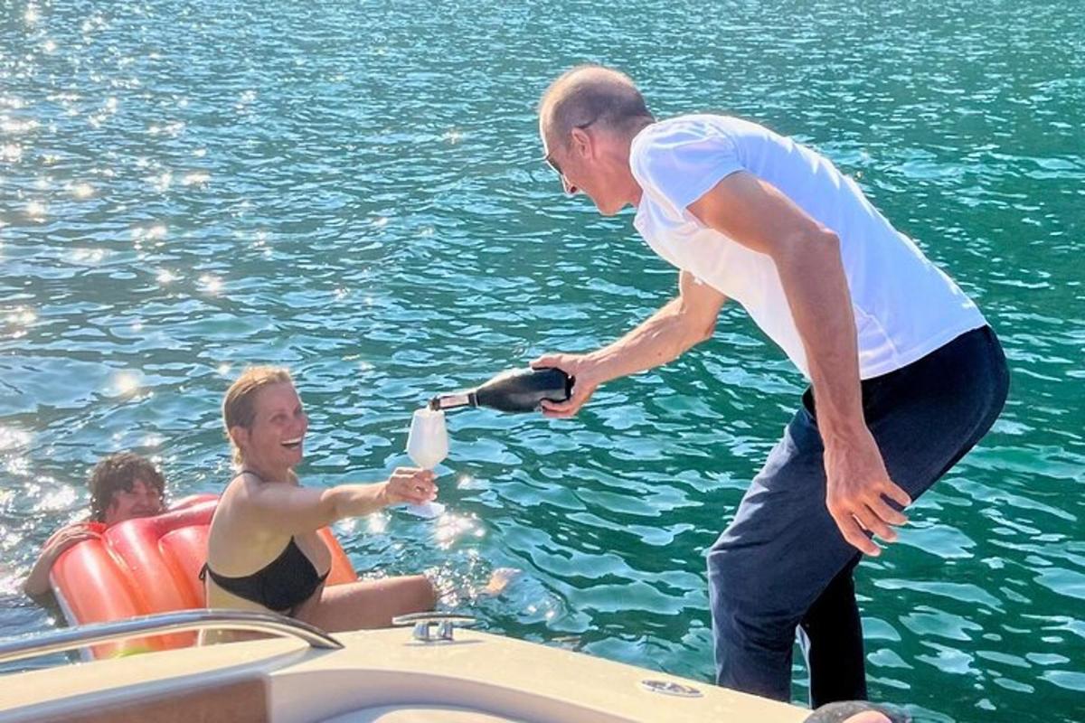 un uomo è in piedi su una barca in acqua