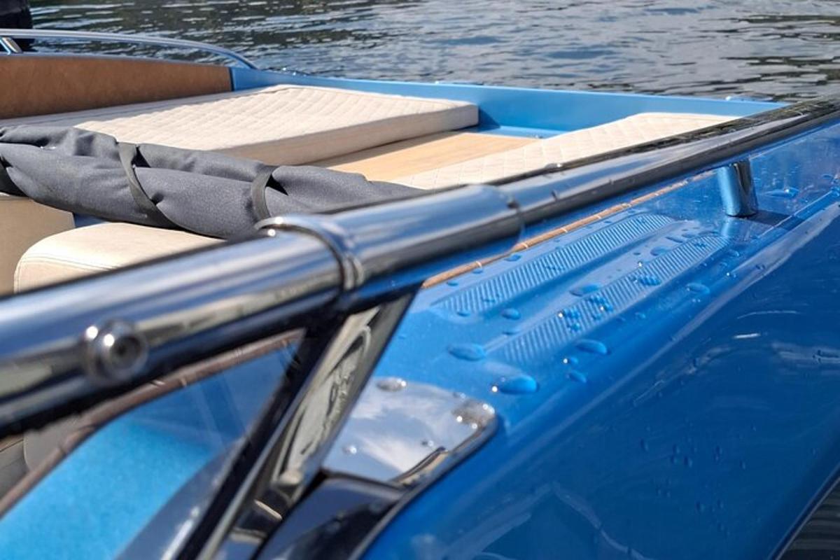 una barca blu con due sedili di legno sull'acqua