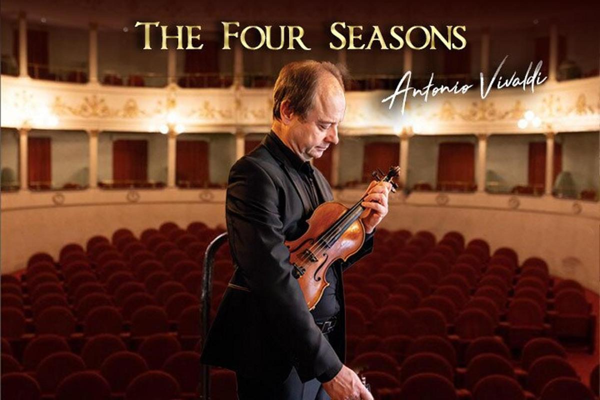 un hombre tocando un violín en un auditorio