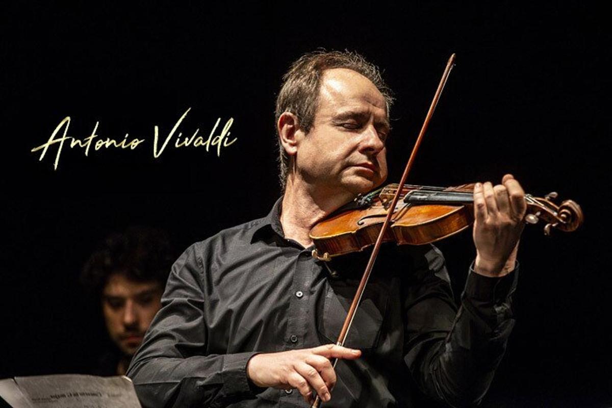 um homem tocando violino