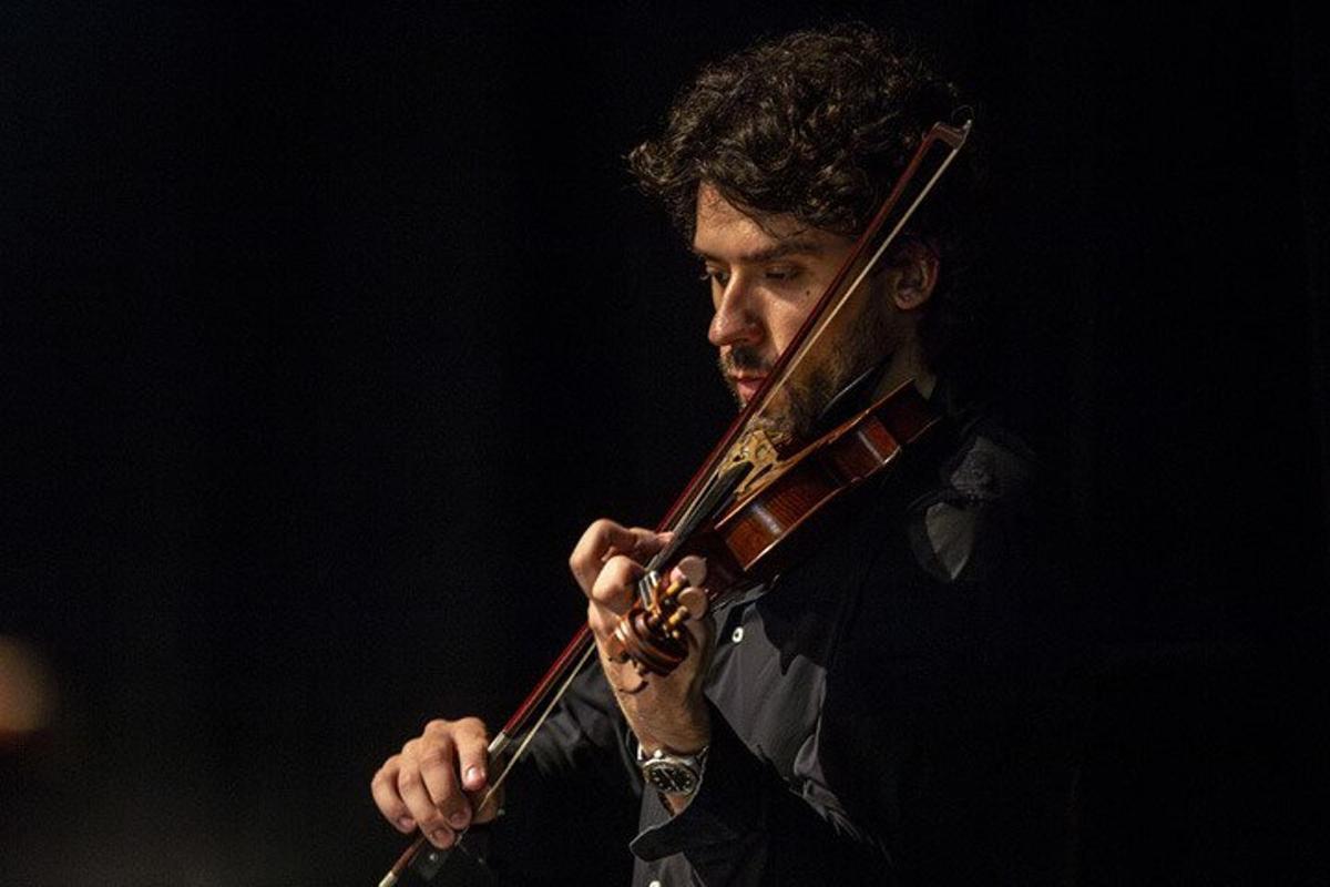 um homem tocando violino