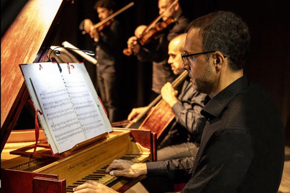 un grupo de personas tocando música en un piano