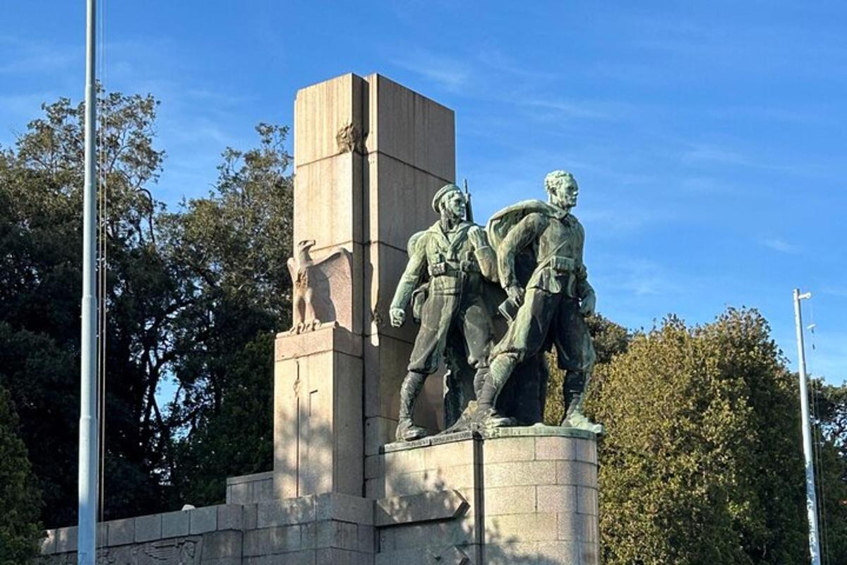 socha dvou mužů na vrcholu pomníku