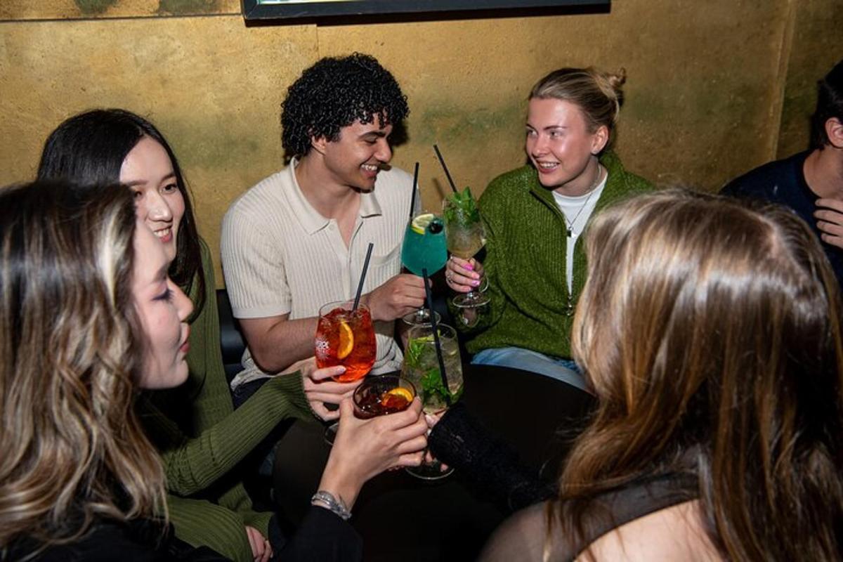 grupp inimesi istub toas ja hoiab käes jooke