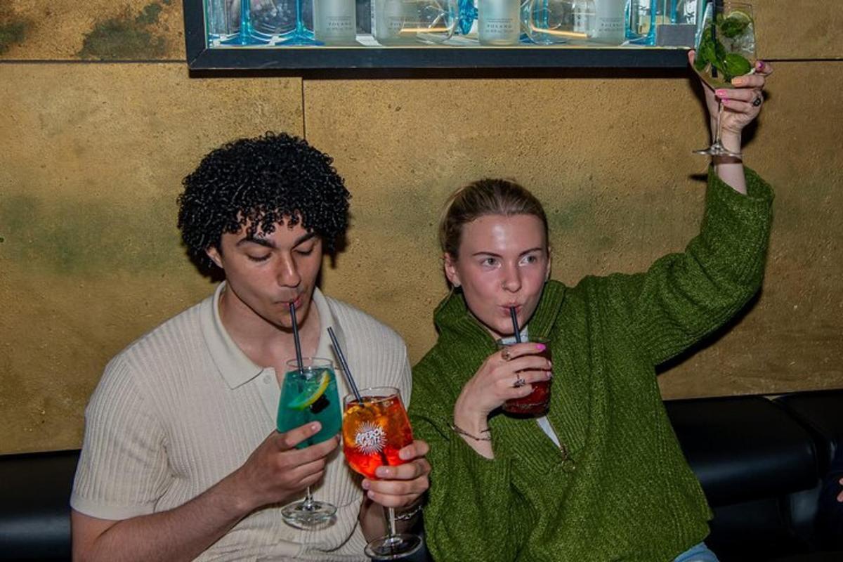 duas pessoas segurando suas bebidas com o nariz