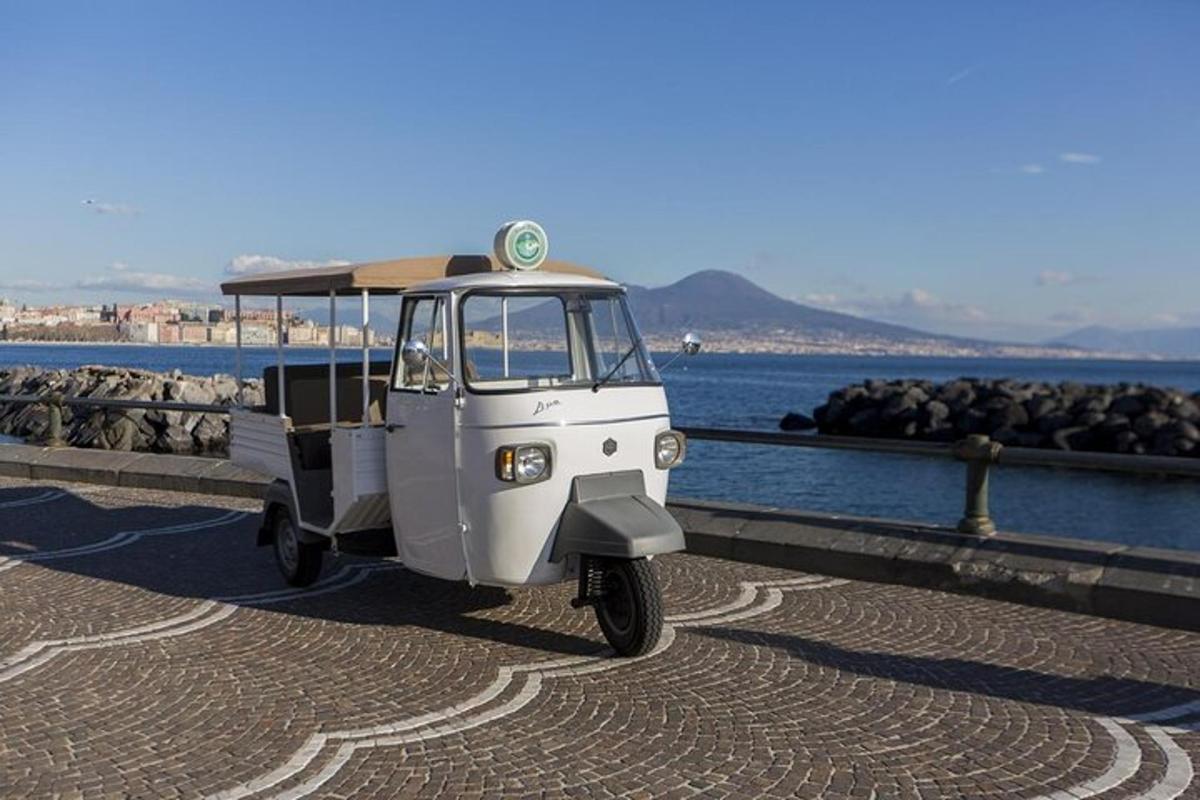 un piccolo veicolo bianco che percorre una strada vicino all'acqua