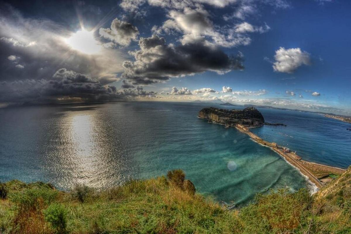 un'isola nell'oceano in una giornata nuvolosa