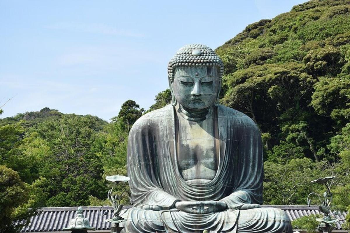 veľká socha Budhu sediaceho v meditácii