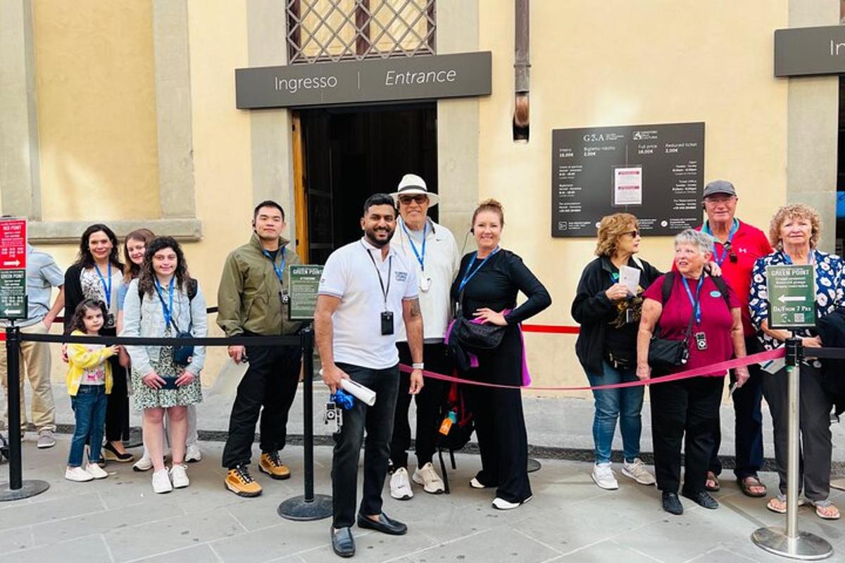 una cerimonia di taglio del nastro davanti a un edificio