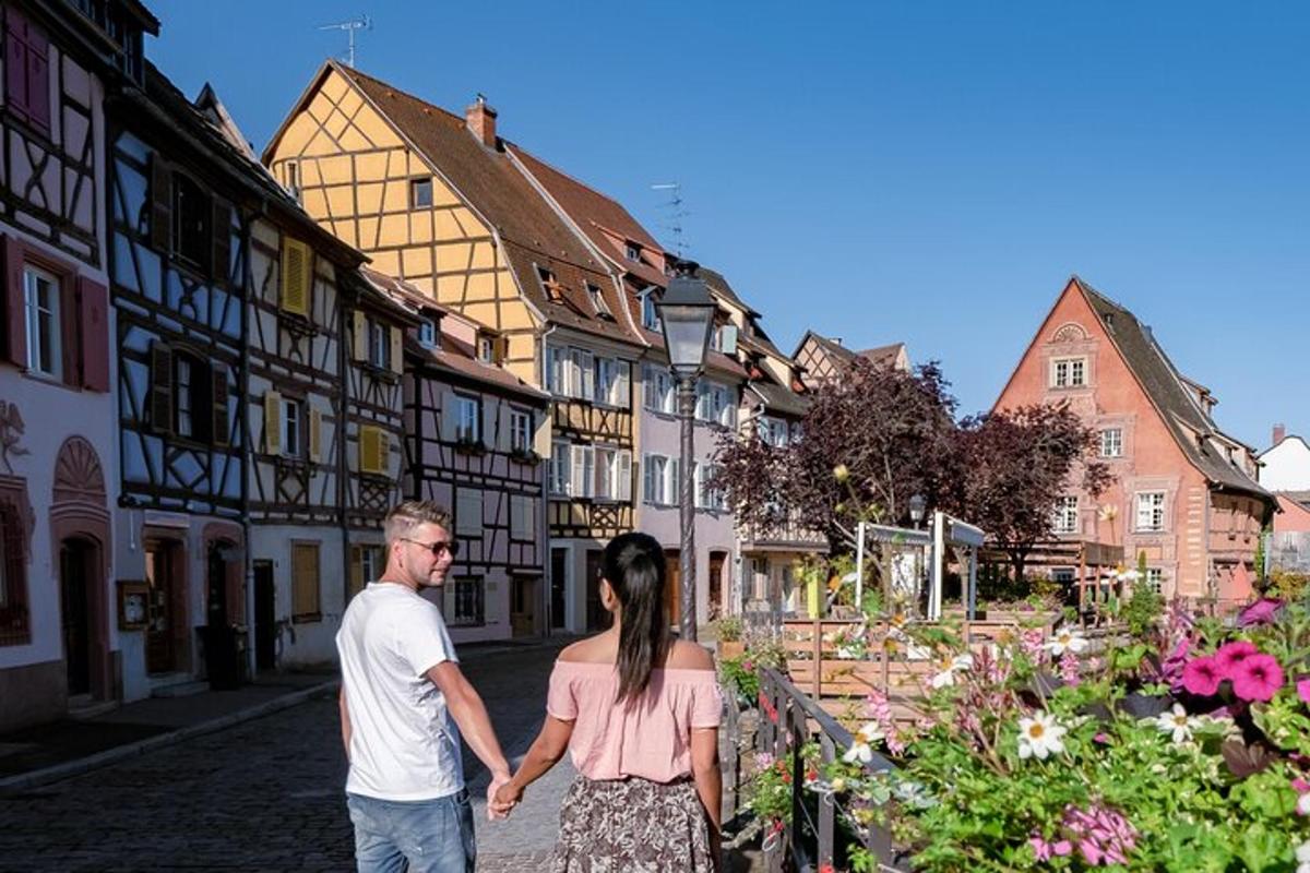 muž a žena jdoucí po ulici