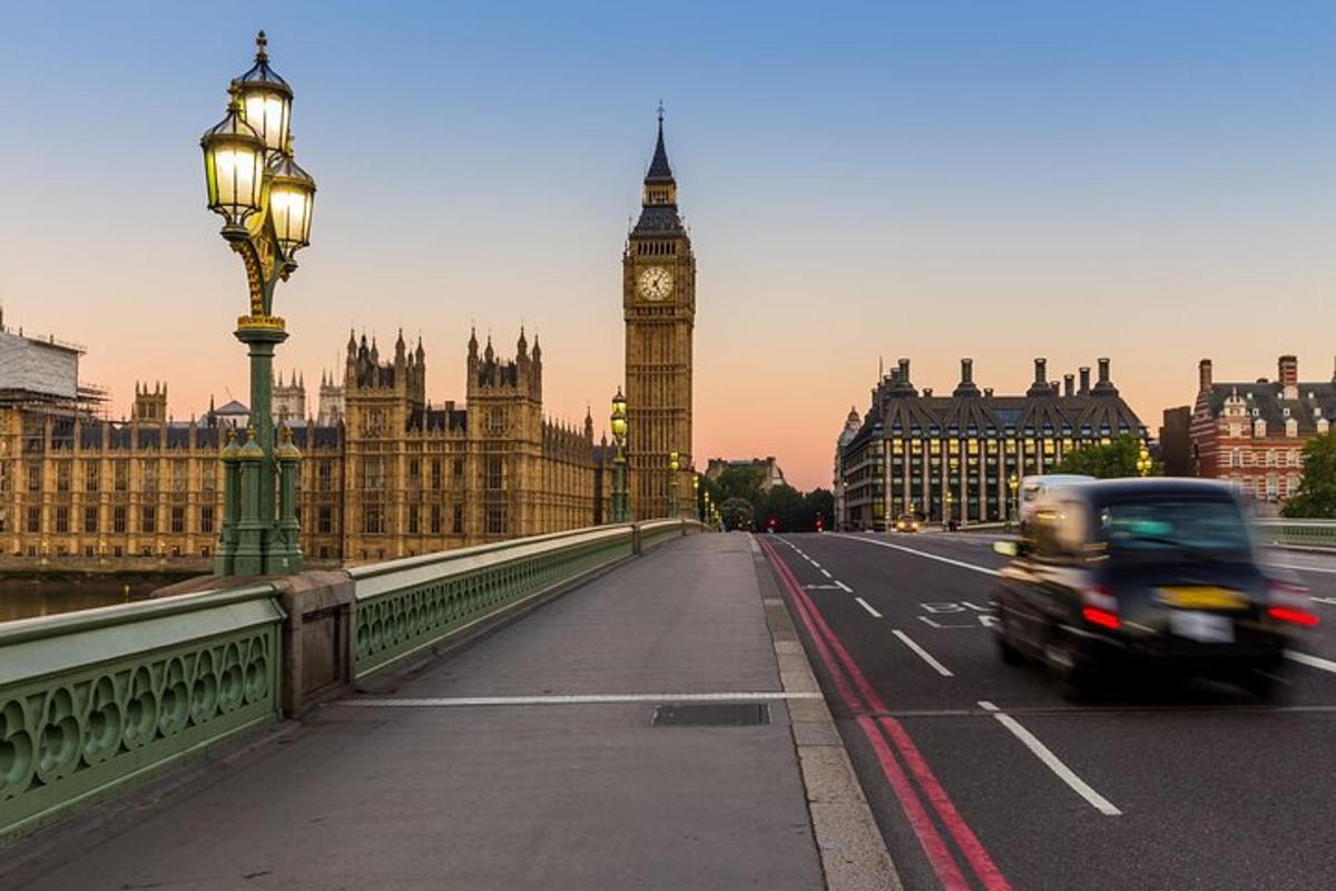auto sõidab sillal, kus on Big Ben ja Big Ben