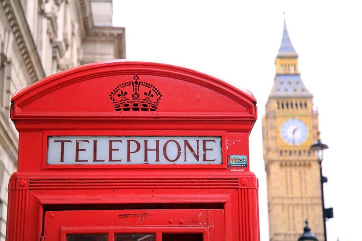 punane telefoniputka, mille taustal on Big Ben