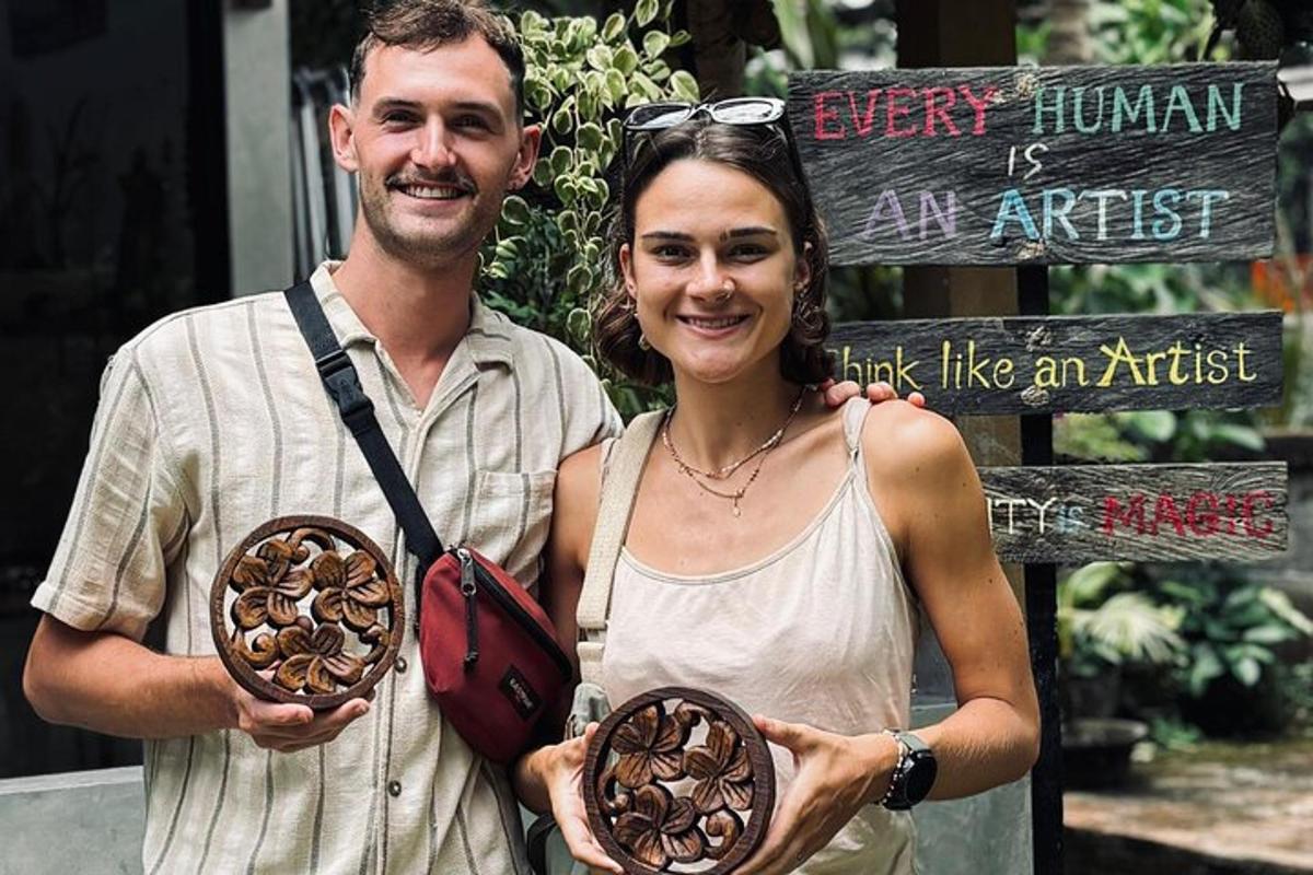 un home i una dona sostenint donuts davant d'un rètol