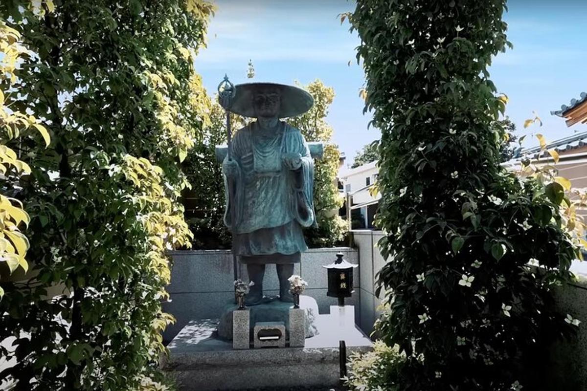 uma estátua de uma mulher com um chapéu na cabeça