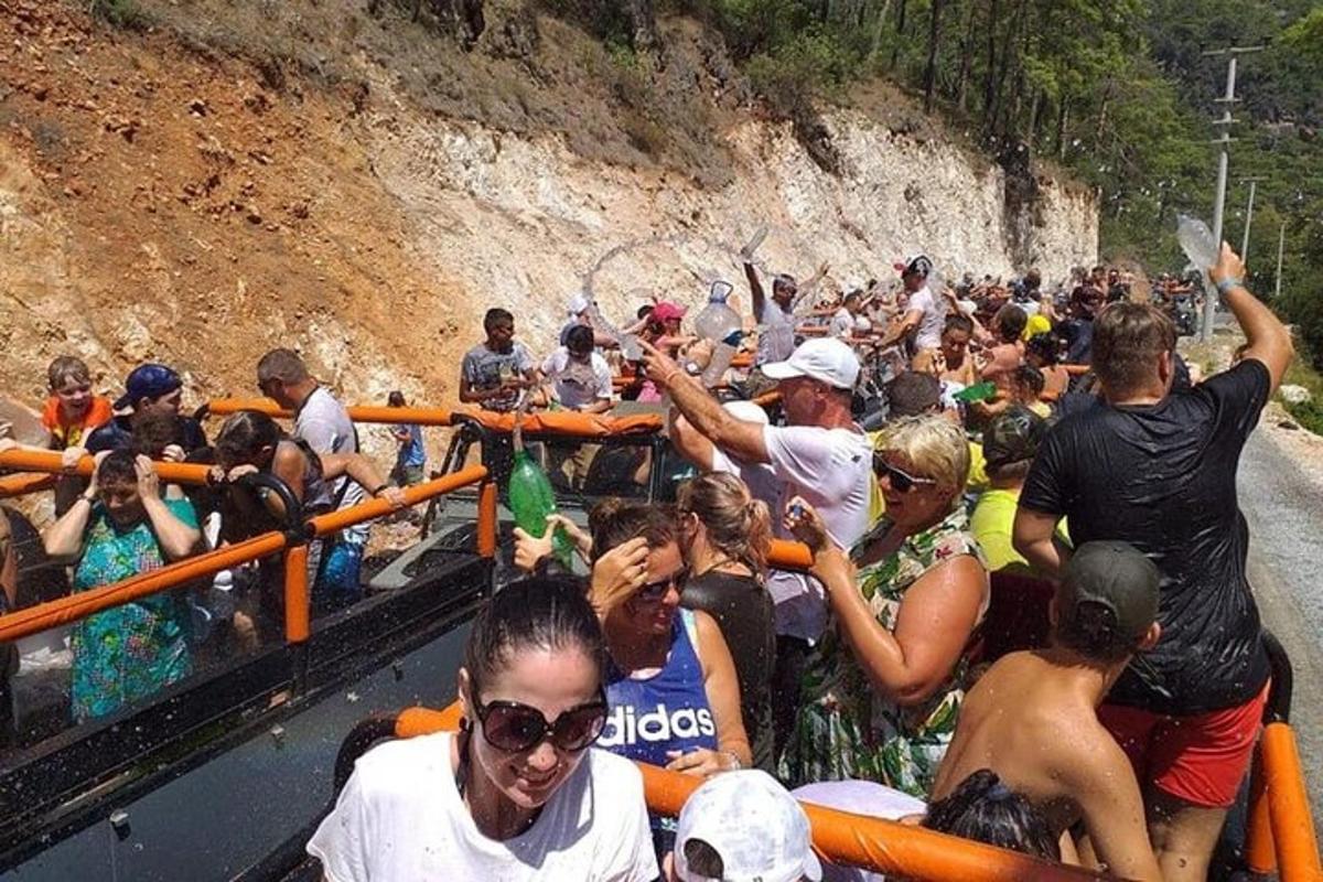 eine Gruppe von Menschen auf einem Floß in einem Fluss