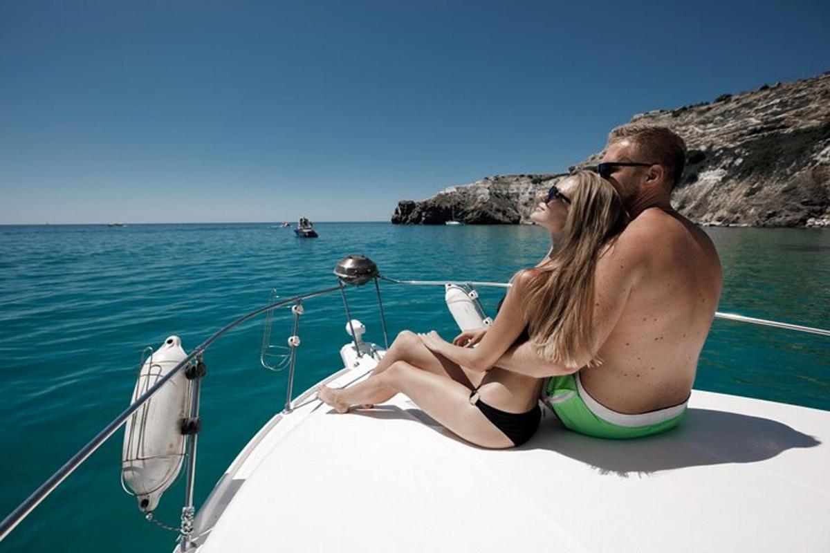 um homem e uma mulher sentados em um barco na água
