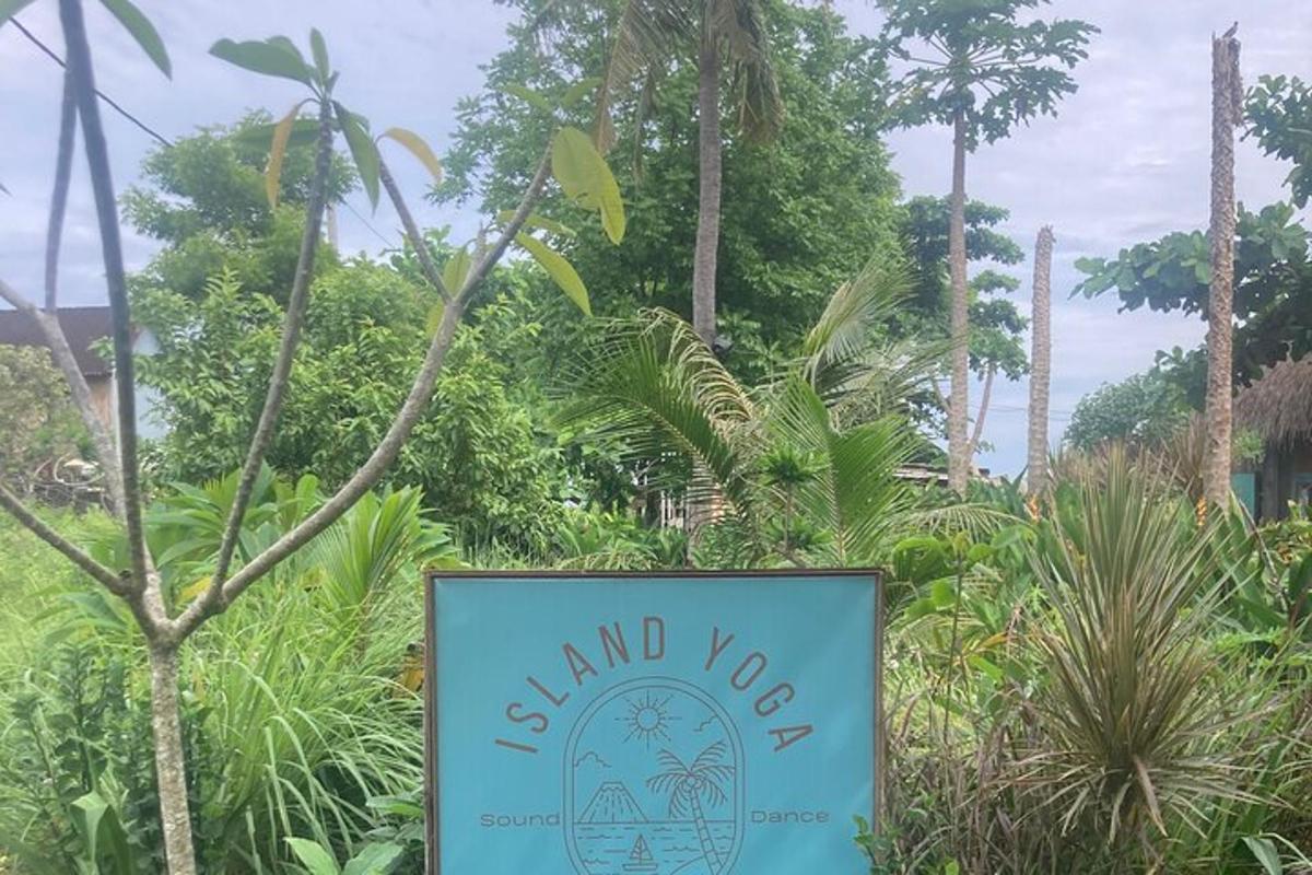 ein Schild vor einem Garten mit Bäumen