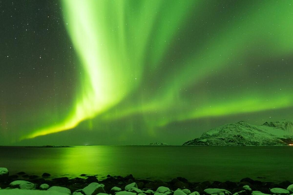 aurora nad vodno površino ponoči