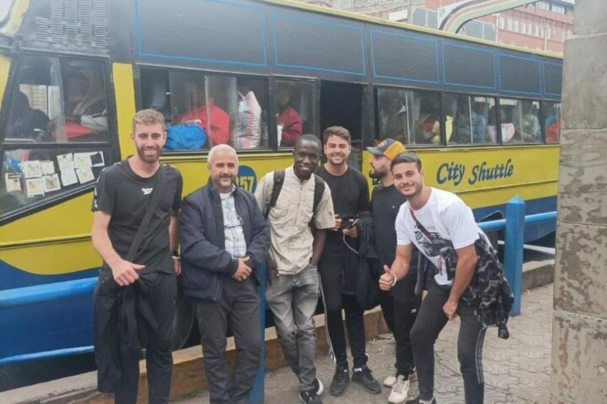 skupina mužů stojících před autobusem
