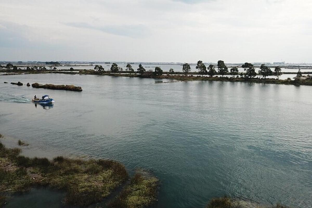 una persona en una barca en una massa d'aigua