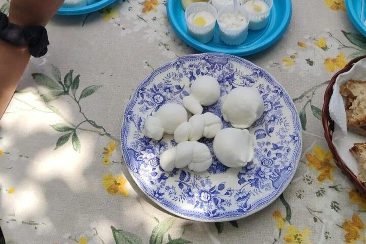 Un plato azul y blanco con albóndigas sobre una mesa.