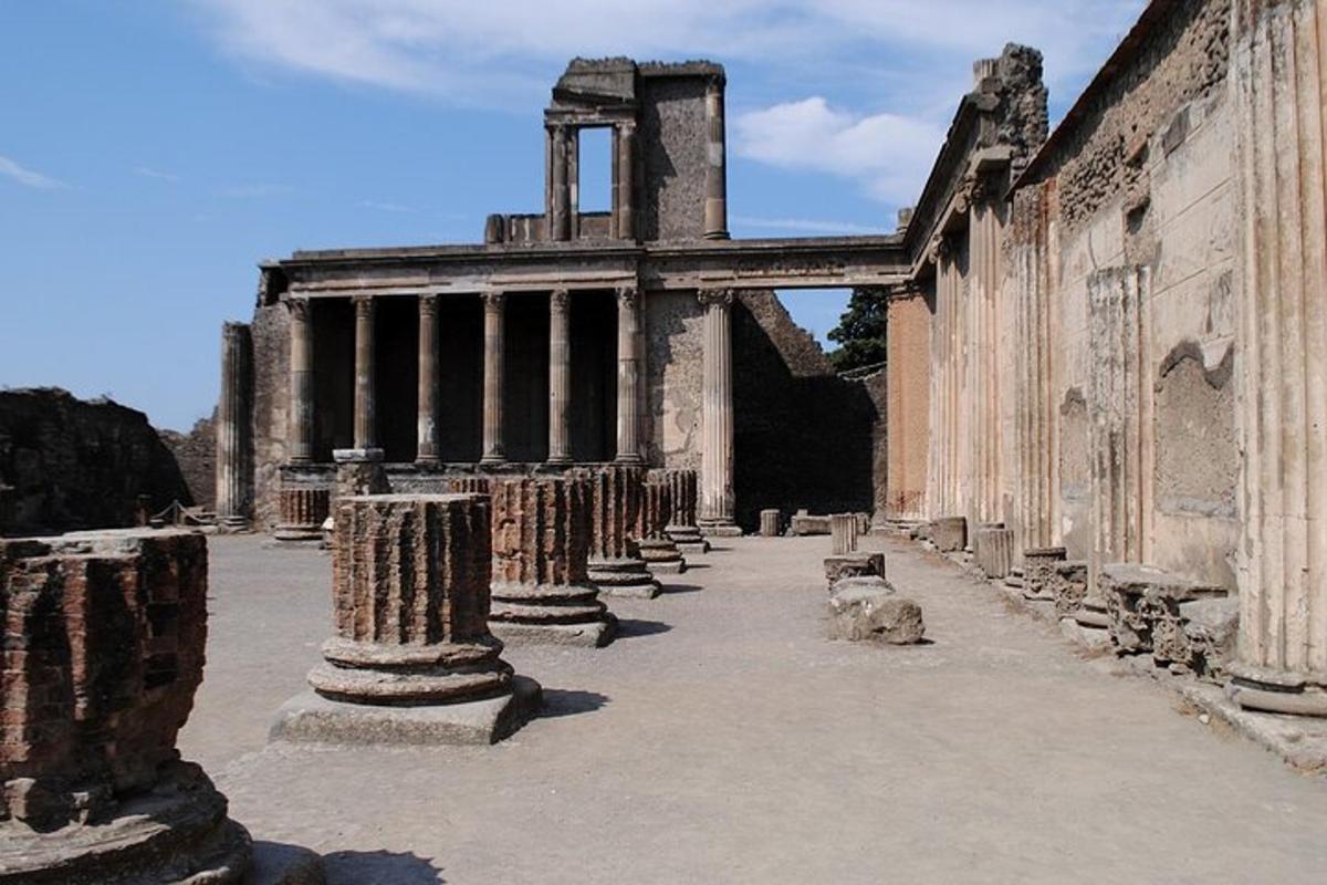un grupo de columnas en un edificio antiguo