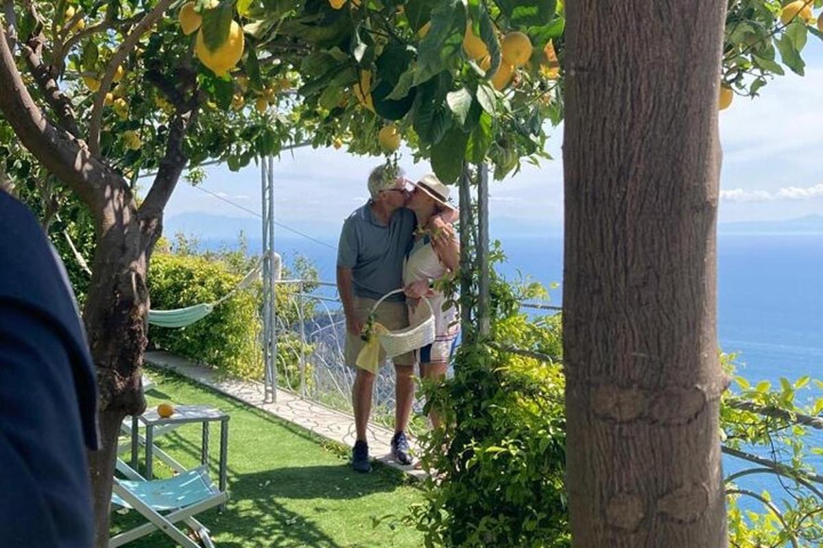 Un hombre y una mujer de pie bajo un árbol