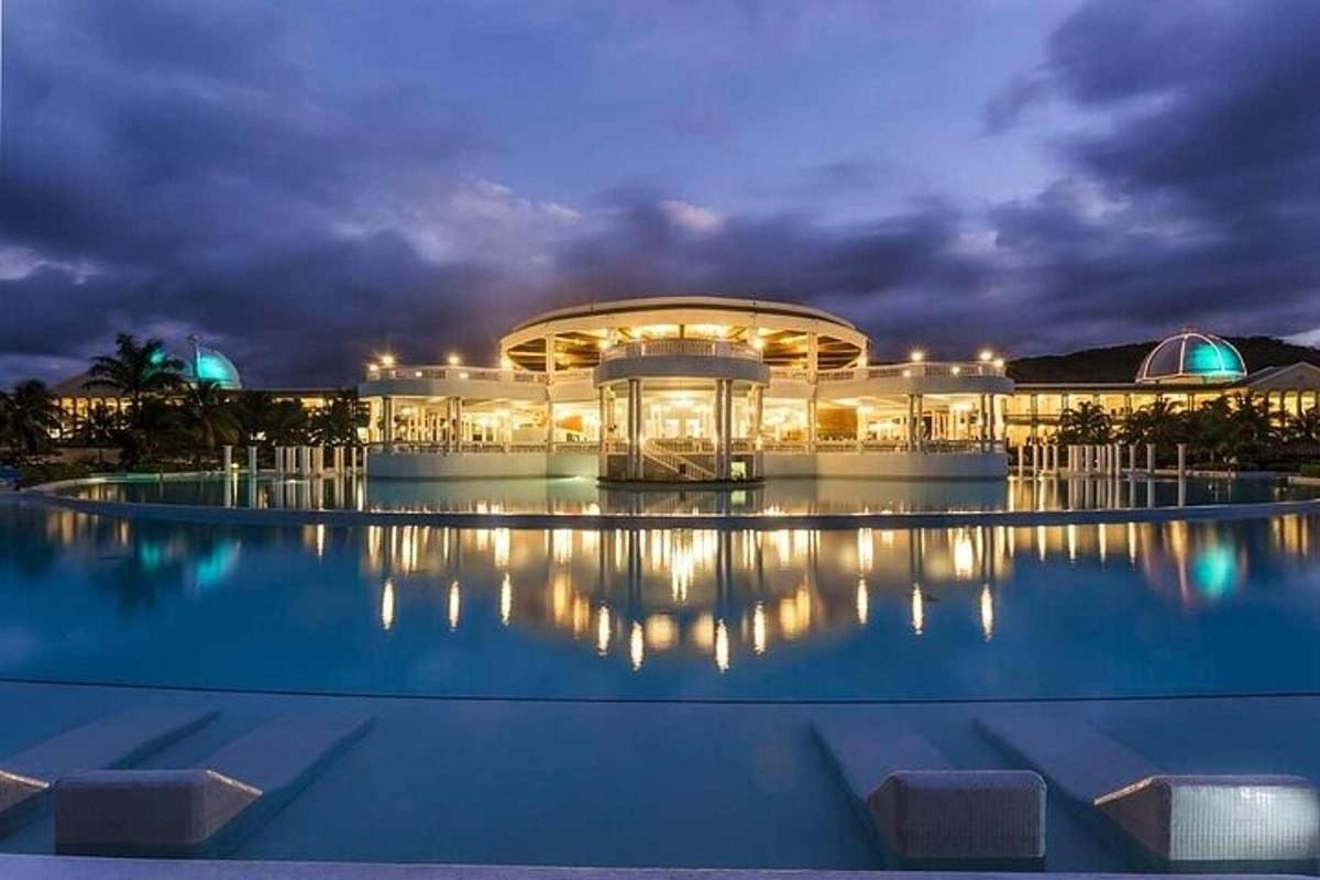 um grande edifício com piscina à noite