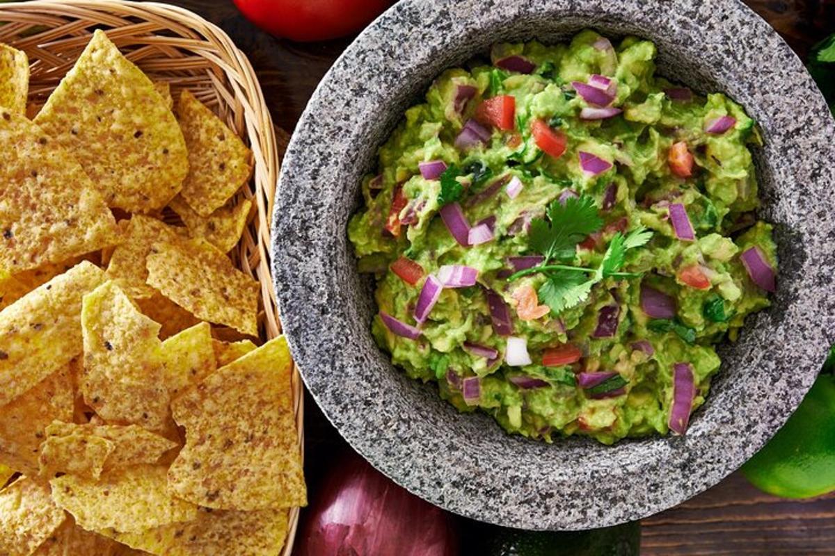 kauss guacamole't krõpsudega ja korv krõpse