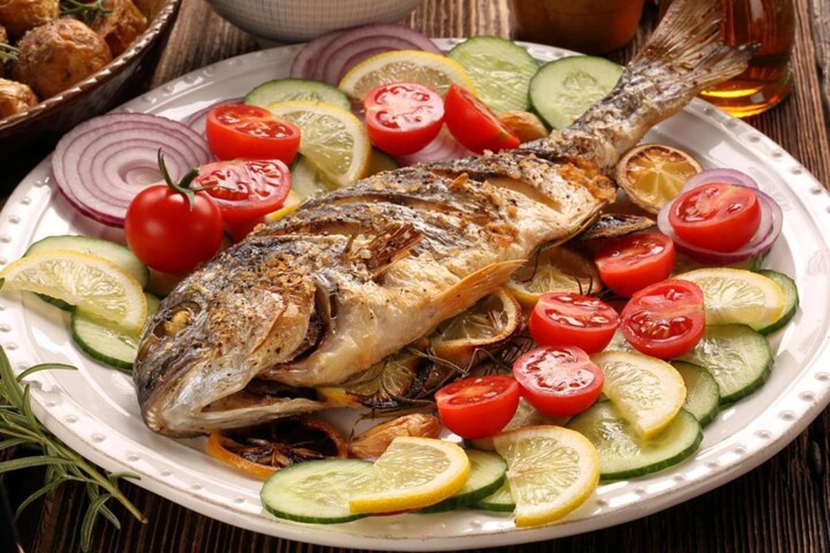 sepinggan makanan dengan ikan dan sayur-sayuran