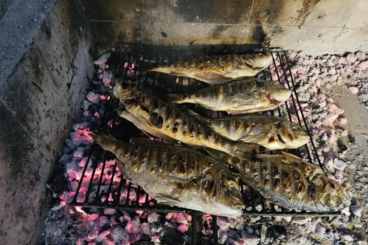 Skupina ryb se griluje na grilu