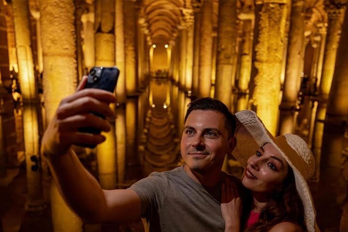 um homem tirando uma foto de uma mulher com uma câmera