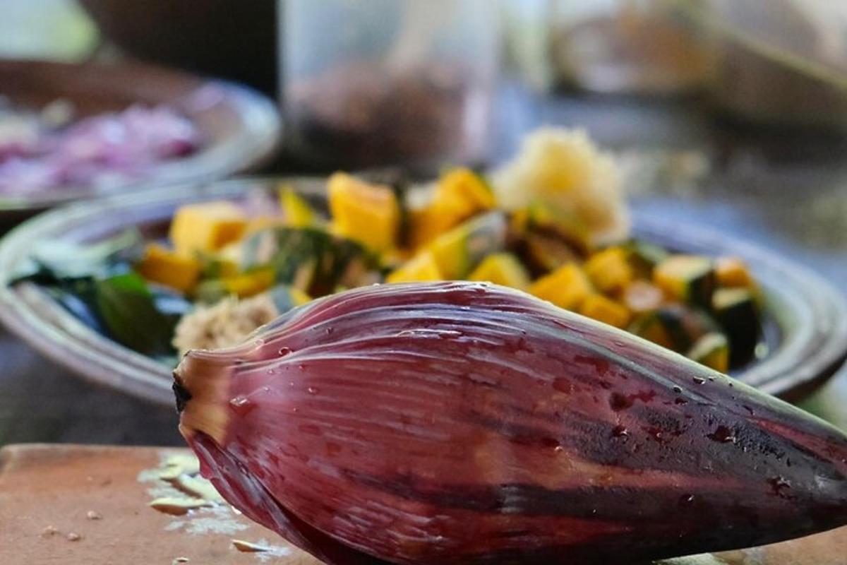 uma cebola roxa em uma mesa com um prato de vegetais