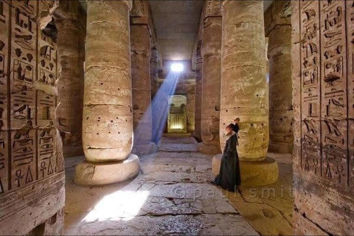 una dona dreta en un passadís d'un edifici antic