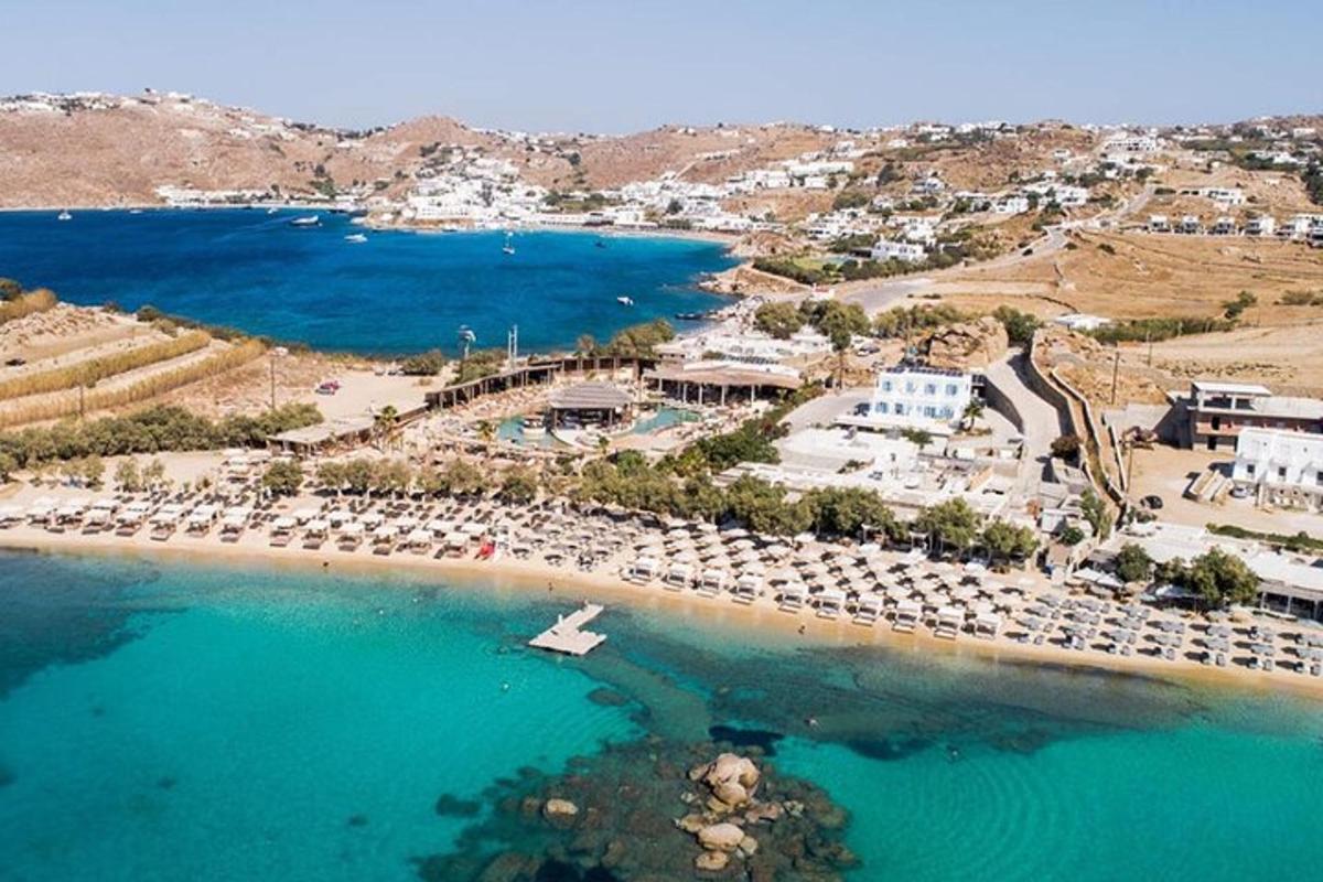 una vista aerea di una spiaggia con un resort