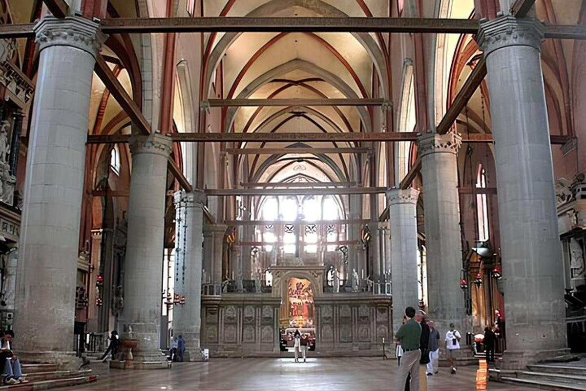 eine große Kathedrale mit Menschen, die darin spazieren gehen