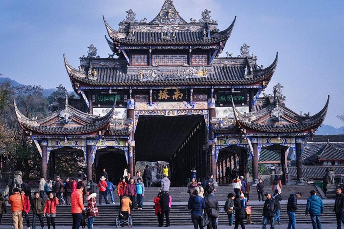 一群人站在一栋建筑物前