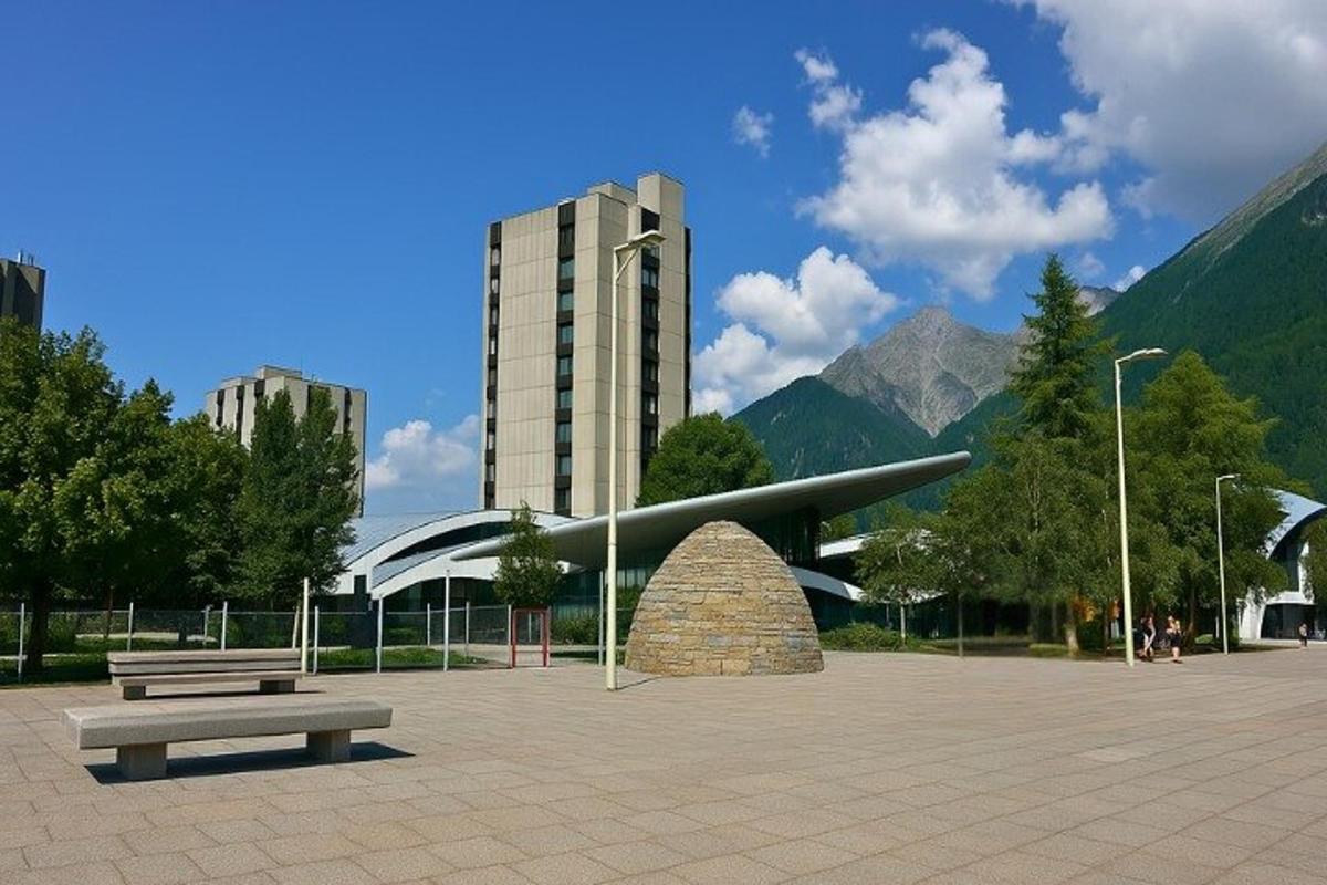 有长椅、建筑和山脉的公园