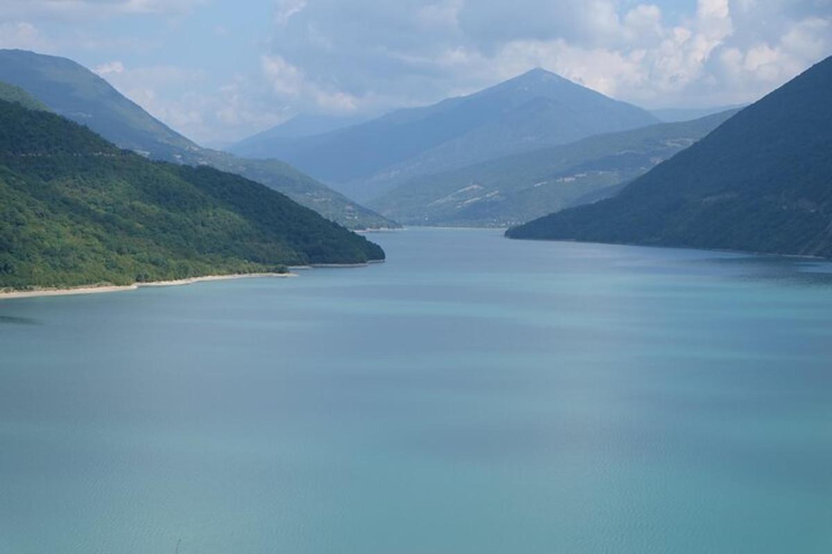 山を背景にした大きな水域