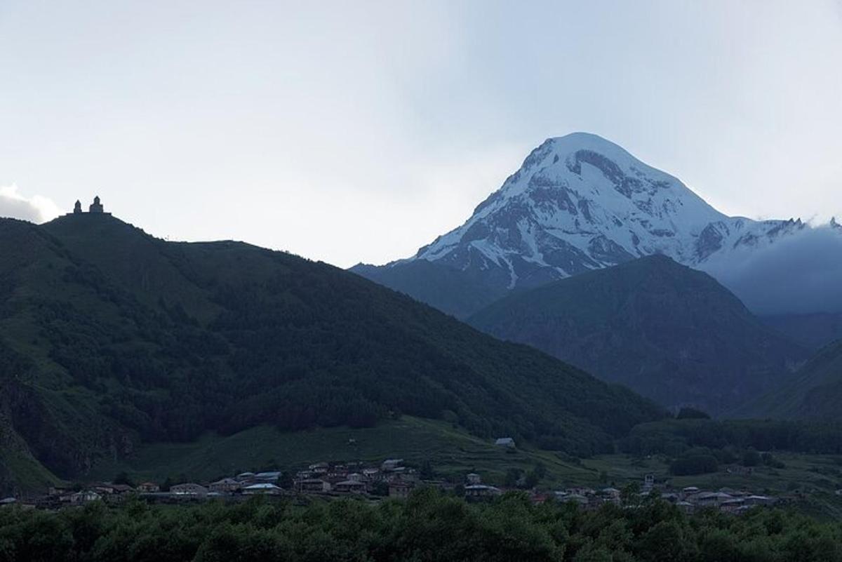 ein Berg in der Ferne mit einer Stadt im Vordergrund