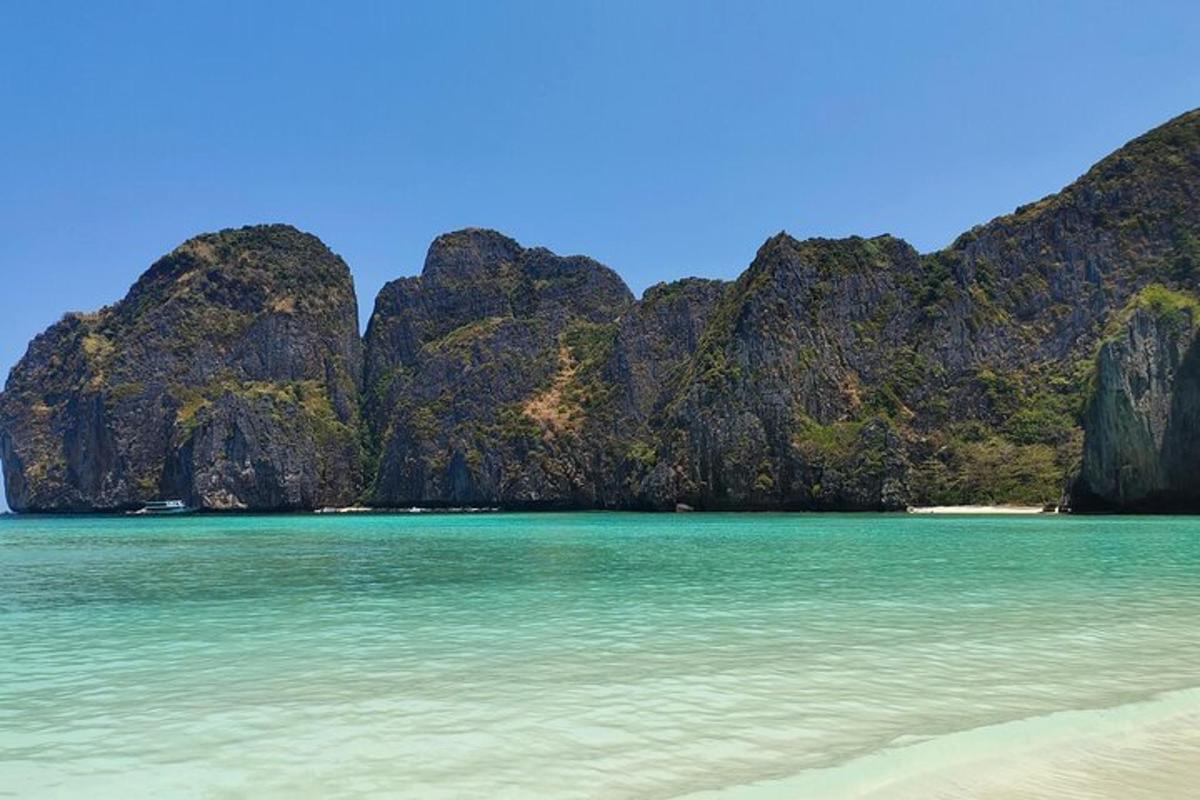 pemandangan pantai dengan batu di dalam air