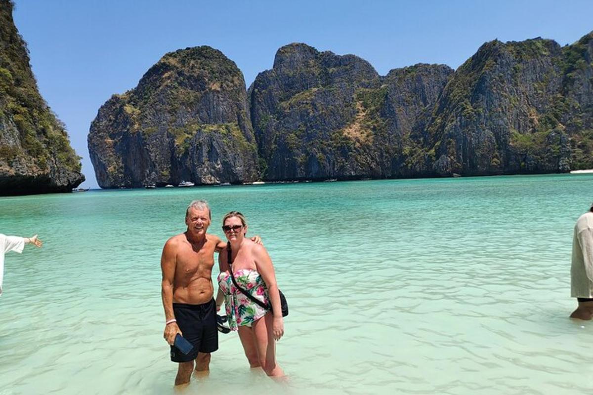 seorang lelaki dan wanita berdiri di dalam air di pantai